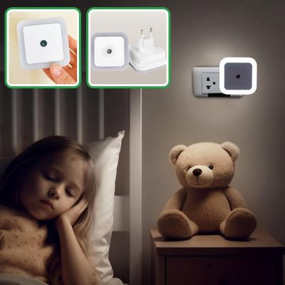La fillette s'est endormie paisiblement sous la lumière de sa veilleuse murale bebe DreamNight™, son doudou ours posé sur la table de nuit. 