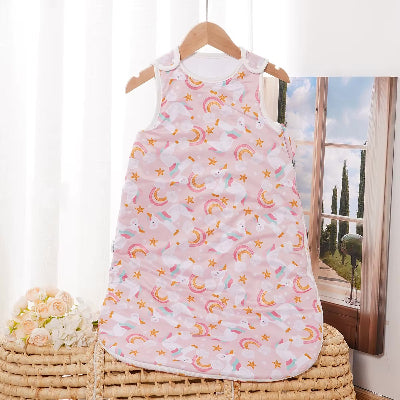 La gigoteuse bebe hiver rose avec des licornes et des arcs-en-ciel.