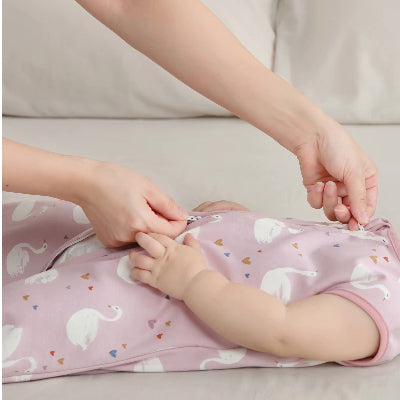Gigoteuse bébé rose sans manches décorée de motifs de cygnes