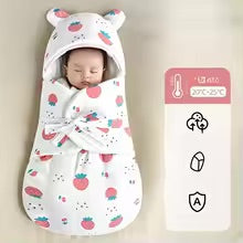 une gigoteuse hiver bebe blanche à imprimés de fraises sucrés