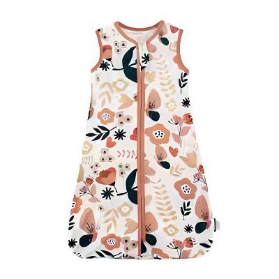une gigoteuse aux motifs floraux