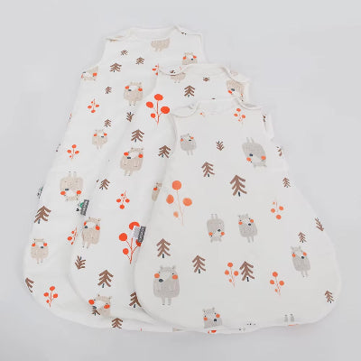 une gigoteuse turbulette blanche aux adorables motifs d’ours.