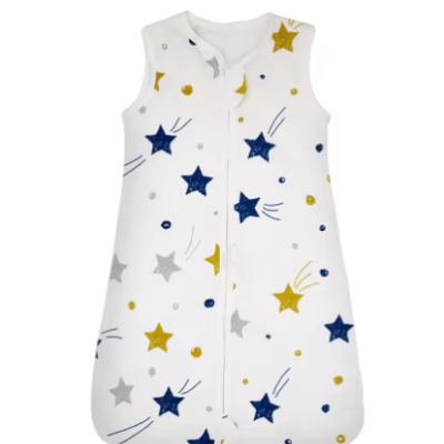 une gigoteuse turbulette blanche décorée de motifs d'étoiles