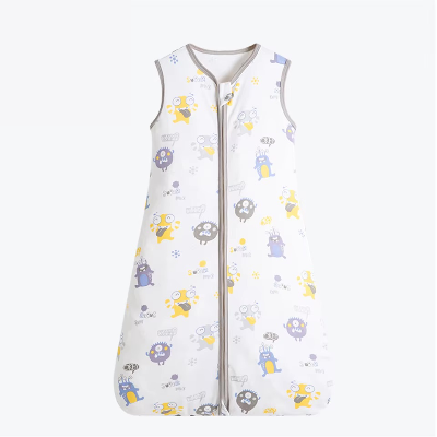 une gigoteuse turbulette blanche à motifs de monstres amusants