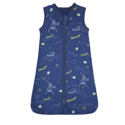 Une gigoteuse turbulette bleue aux motifs spatiaux