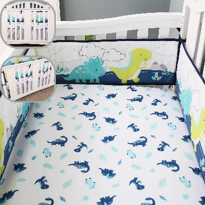 Le lit bébé est décoré d'un tour de lit bebe garcon aux dinosaures colorés avec un drap assorti à motifs bleus.