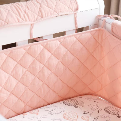 Le lit de bébé devient un véritable havre de douceur avec un tour de lit bébé fille matelasse rose qui réchauffe l'espace et rassure votre enfant.