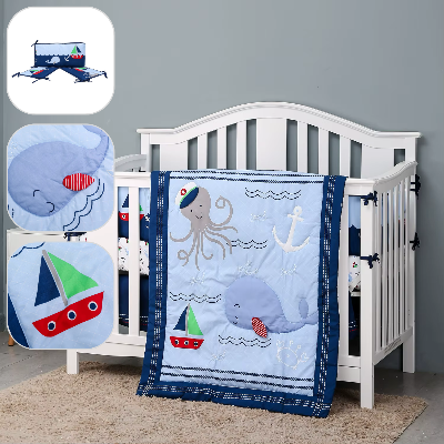 Le lit bébé est entouré d'un tour de lit bebe garcon marin bleu décoré de bateaux, d'animaux marins et de vagues créant un espace sécurisé et harmonieux avec le drap assorti.