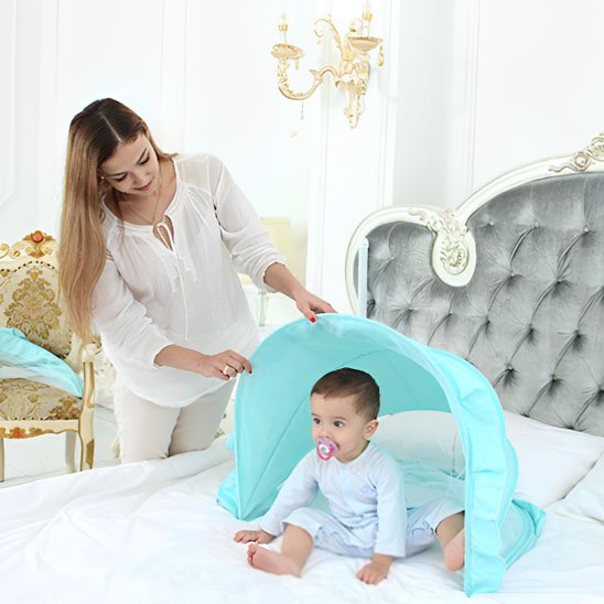 maman ouvre la moustiquaire lit bébé, bébé assis dans le lit