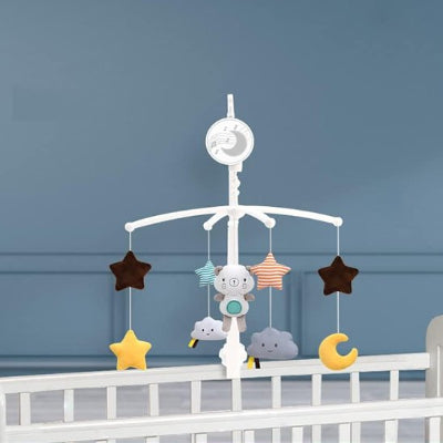 mobile bébé musical accroché au lit du bébé