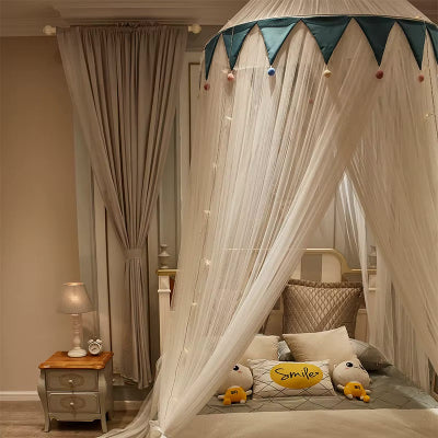 moustiquaire bébé lit blanche en forme de dôme bleu installée au-dessus du lit pour un cocon apaisant et sécurisé