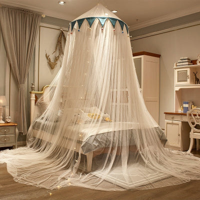 moustiquaire bébé lit en forme de dôme bleu suspendu au-dessus du lit pour envelopper l'enfant d'une atmosphère paisible