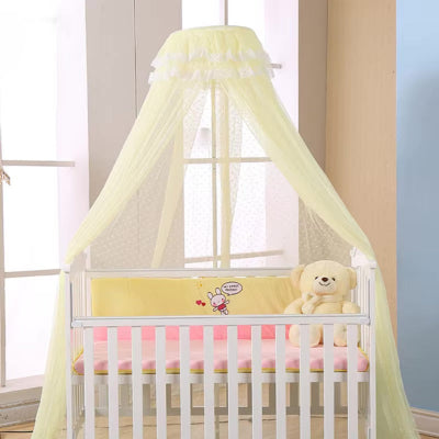 Une moustiquaire de lit jaune drapée autour du lit bébé crée un cocon de tranquillité et de protection