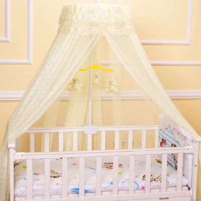 moustiquaire de lit jaune en forme de dôme recouvre un lit bébé blanc dans une chambre lumineuse et apaisante