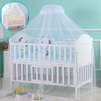 Une moustiquaire lit blanche légère est délicatement suspendue au-dessus d'un lit bébé blanc dans une chambre aux tons doux et pastel.