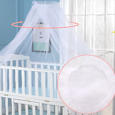 Une moustiquaire lit transparente drape un berceau blanc offrant un cocon léger et sécurisé pour bébé