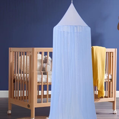 moustiquaire lits bleu orné de petites étoiles suspendu au centre de la chambre juste devant le lit bébé pour une touche douce et féerique