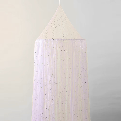 Une moustiquaire pour lit bebe blanche parsemée d'étoiles cascade depuis un dôme délicat créant une ambiance douce et féerique