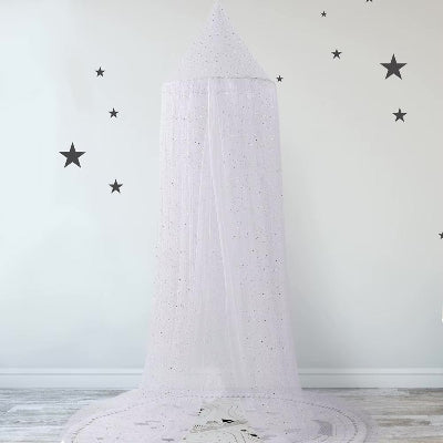 Une moustiquaire pour lit bebe blanche scintillante suspendue depuis un dôme conique offre une touche magique et protectrice au coin de jeu de votre enfant
