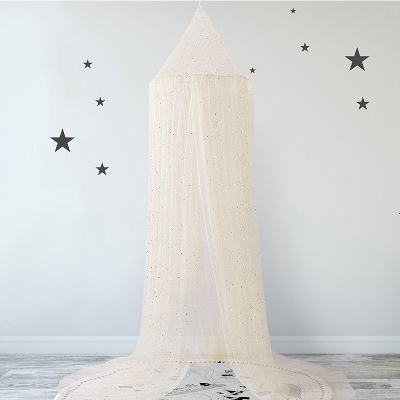 Une moustiquaire pour lit bebe champagne brillante avec paillettes dorées suspendue depuis un élégant dôme conique idéale pour créer un espace doux et protecteur.