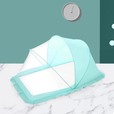 moustiquaire pour lit bébé déposé sur la table