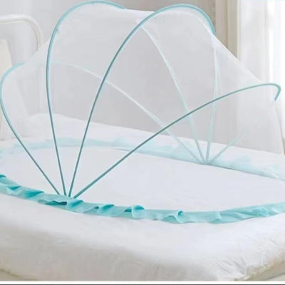 Moustiquaire pour lit bébé déposé sur le lit