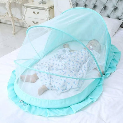 La moustiquaire pour lit bebe forme un cocon aérien, suspendu au-dessus du lit, où le bébé sommeille paisiblement.