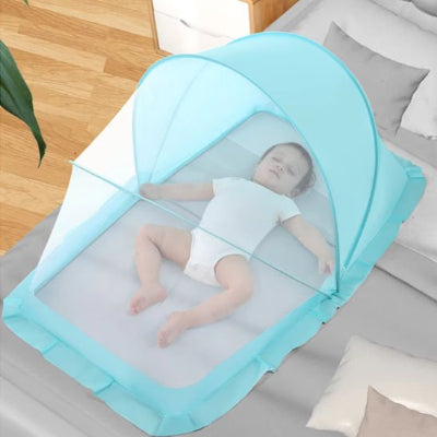 Une moustiquaire pour lit bebe en forme de petit dôme enveloppe doucement le lit, créant un cocon protecteur autour du bébé endormi.