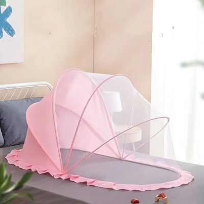 Une moustiquaire pour lit bébé souple s'étend sur le lit pour créer une zone calme et protectrice