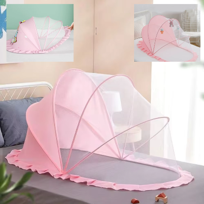 Une moustiquaire pour lit bébé avec un voilage rose et un contour volante est posée sur un lit