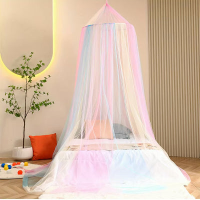 Une moustiquaire pour lit flottante aux nuances pastel suspendue au-dessus du lit donnant à la chambre un charme doux et magique