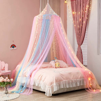 Une moustiquaire pour lit flottante aux nuances pastel suspendue au-dessus du lit qui enveloppe la chambre d'un voile de rêve et de douceur.