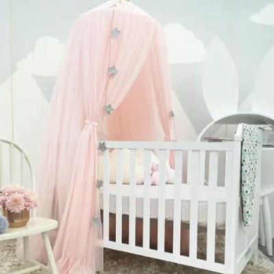 Moustiquaire pour lit rose suspendu au-dessus du berceau pour protéger le bébé des insectes