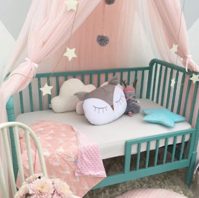 Moustiquaire pour lit rose suspendu pour créer un cocon sécurisant au-dessus du lit