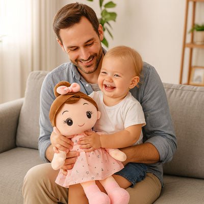 papa et son enfant assissent sur le canapé poupée de chiffon à la main