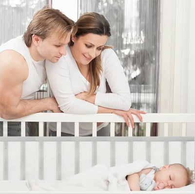 Les parents veillent sur leur bébé endormi, bercé par la sérénité de son lit, tour de lit respirant