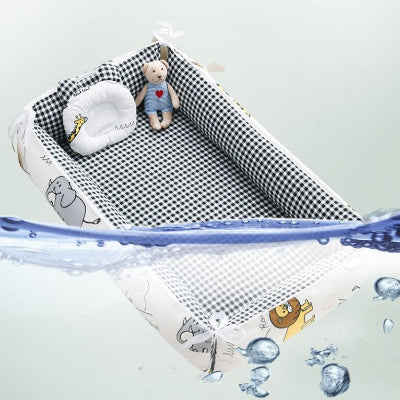Un réducteur de lit pour bébé InfantSleep™ au design savane