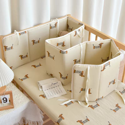 Tour de lit bebe décoré de chiens créé un nid moelleux et sécurisé autour du lit de l'enfant