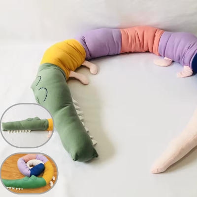 Ce tour de lit en forme de crocodile coloré apporte une touche ludique et chaleureuse à la chambre de bébé