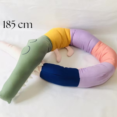 tour de lit en forme de crocodile colore avec une tête verte et un corps compose de segments multicolores