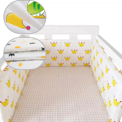 Le tour de lit pour bebe à motifs de petites couronnes habille magnifiquement le lit bébé et lui donne tout son charme.