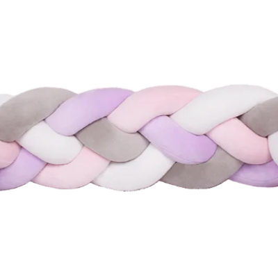 Tour de lit tresse aux teintes pastel rose, blanc, gris et lilas au tressage élégant et harmonieux