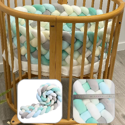 tresse de lit 3 m pastel enveloppe délicatement un lit bébé rond en bois, offrant une ambiance apaisante