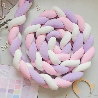 Tresse de lit 3 m aux teintes pastel violet, blanc et rose enroulée en boule