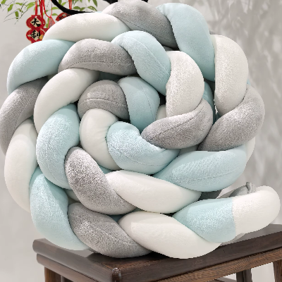 tresse de lit 4 m douce et rembourrée est enroulée en forme de boule et posée sur un tabouret en bois