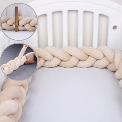 tresse de lit bebe beige est posée sur un lit bébé blanc apportant douceur et protection