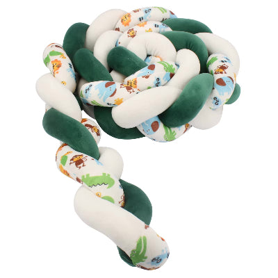  tresse de lit cabane vert, blanc et a motifs d'animaux crée un cocon sécurisant, doux et plein de charme ludique.