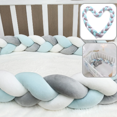 tresse de lit de 4 m aux couleurs gris, bleu et blanc enroulée autour d'un lit blanc