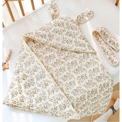 une turbulette ornée fleur d'hibiscus