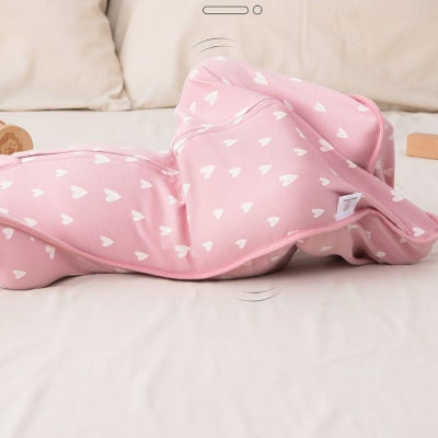 Une turbulette rose parsemée de cœurs.